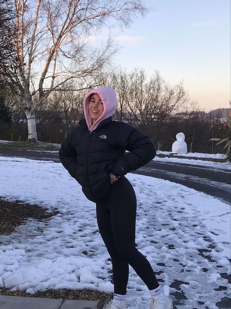 Sick Day Outfit Winter, Puffer Jacket With Leggings, Leggings And Puffer Jacket Outfit, Black North Face Jacket Outfit, Puffer Jacket Outfit Oversized, Black North Face Puffer Jacket, Puffy Jacket Outfit, Black Puffer Jacket Outfit, Sick Day Outfit