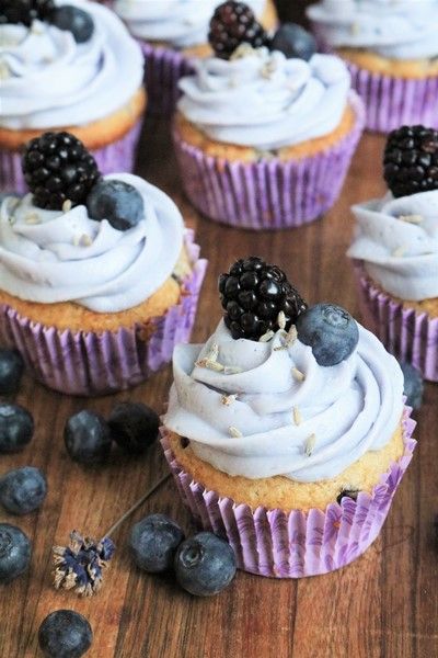 Fresh blackberries and blueberries are waiting to burst inside these cupcakes and then topped with a refreshing lavender buttercream. Cupcakes Lavender, Lavender Buttercream, Decadent Cheesecake, Lavender Cupcakes, Recipe Cheesecake, Blueberry Cupcakes, Chilled Desserts, Sour Cream Pound Cake, Pudding Pop