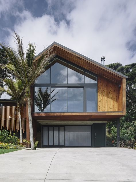 Motutara House in Muriwai Beach, New Zealand Muriwai Beach, Cladding Ideas, Tropical Homes, Ocean Forest, Sustainable Housing, Beach Bach, Tropical Interior Design, Barn Houses, Moore House