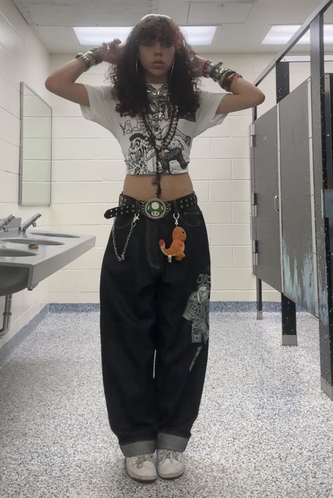 Pants With Chains Outfit, Baggy Jeans With Chains, Grunge Crop Top Outfits, Dc Shoes Outfit 2000s, Jnco Outfit Woman, Grunge Outfits With Black Jeans, Checkered Belt Outfit, Styling Jnco Jeans, Dc Shoes Women's Outfit