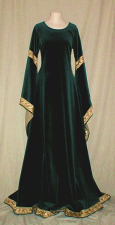 emerald velvet dress--velvet isnt accurate but agh, such beautiful fabric!! with a gold girdle this would be gorgeous, sorta invoking john singer sargent's portrait of lady macbeth (minus the beetle wing fabric) Celtic Dress, Medieval Gown, Medieval Clothes, Medieval Wedding, Medieval Costume, Medieval Clothing, Medieval Dress, Medieval Fashion, Fantasy Dress