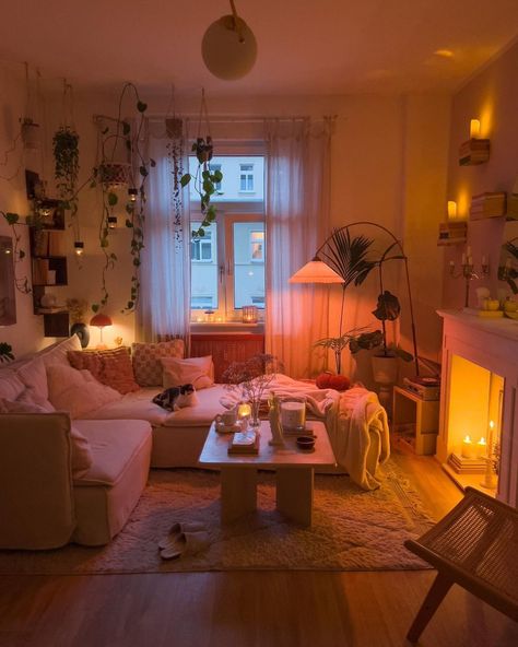 25 Super Gorgeous Hippie Apartment Aesthetic Ideas You Should Try! Warm Lighting Apartment Aesthetic, Cozy Living Room Lighting Ideas, Studio Appartement Ideas, Cozy Colorful Apartment, Warm Room Decor, Apartment Cosy, Hippie Apartment Aesthetic, Hippie Apartment, Cozy Apartment Decor