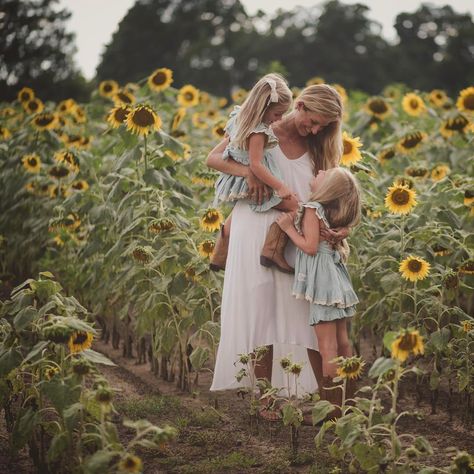 Langley Kate on Instagram: “A trip to the sunflower fields was just what we needed today🌻 . . . . . .. . #realmoments #clickinmoms #letthekids #childrenphotography…” Sunflower Shoot, Sunflower Mini Session, Sunflower Photos, Sunflower Field Photography, Sunflower Field Pictures, Family Portrait Outfits, Sunflower Family, Sunflower Patch, Mommy And Me Photo Shoot