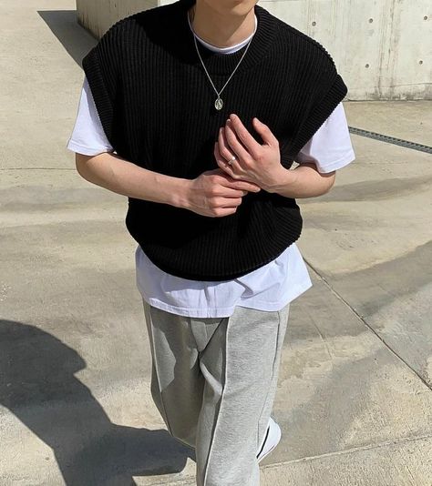 Black Sweater Vest Outfit, Half Sweater Outfits, Vest Men Outfit, Sweater Vest Outfit Aesthetic, Korea Outfits, Vest Outfits Aesthetic, Vest Outfits Men, Black Sweater Vest, Half Sweater