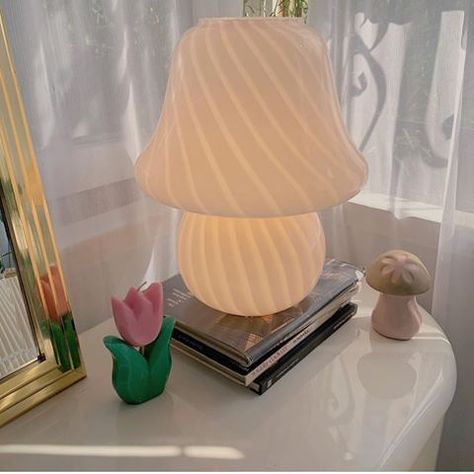 Lampe Aesthetic, Mushroom Lamp Aesthetic, Mushroom Lamp Urban Outfitters, Mushroom Room Decor, Shell Lamp Aesthetic, Pearly Interiors, Coquette Lamps, Lamp Aesthetic, Aesthetic Mushroom