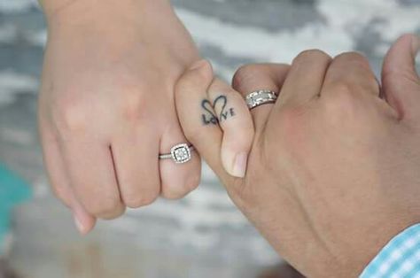 Pinky Promise Tattoo, Finger Tattoos For Couples, Promise Tattoo, Best Couple Tattoos, Cute Couple Tattoos, Couple Tattoos Unique, Couples Tattoo Designs, Inspiration Tattoos, Matching Couple Tattoos