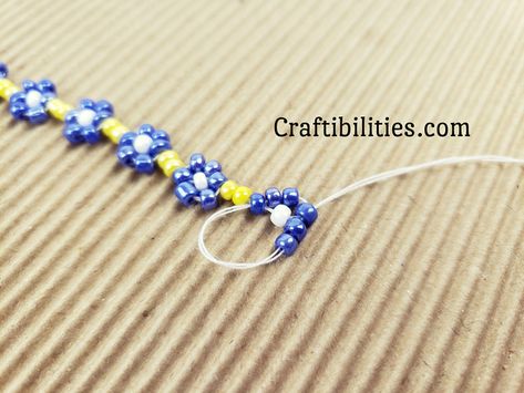 Seed Bead Jewelry Tutorials Daisy, Seed Bead Jewelry Flower Tutorial, How To Make Seed Bead Flower Bracelets, Diy Daisy Bead Bracelet, How To Make A Flower Beaded Bracelet, How To Flower Bracelet, Glass Bead Bracelet Diy, Glass Bead Flower Bracelet Tutorial, Diy Beaded Flower Necklace Tutorial