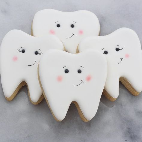 A Modern Cookie on Instagram: “Taking the kiddos to the dentist today. Wrong to bring cute teeth cookies?! 🤔🦷🍪 . . . . #teethcookies #dentistcookies #royalicingcookies…” Teeth Cookies, Dentist Cake, Medical Cookies, Cute Teeth, Tooth Cake, Bird Birthday Parties, Sugar Cookie Royal Icing, Sugar Cookie Icing, Graduation Cookies