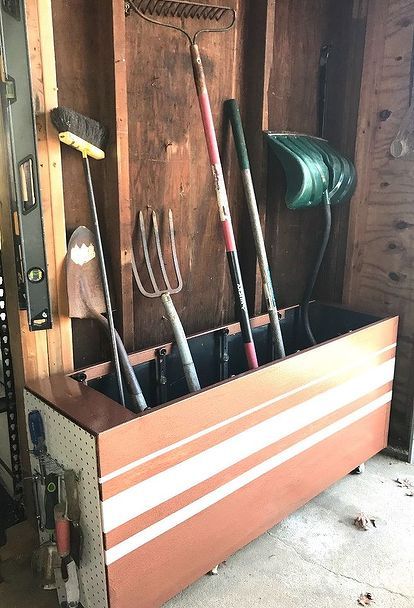 Old filing cabinet turned into a handy way to keep your gardening tools in order Furniture Recycle, Comfy Bench, Old Wooden Chairs, Cleaning Dishwasher, Sewing Machine Tables, Amazing Furniture, Steel Trusses, Furniture Flips, Coffee Stands