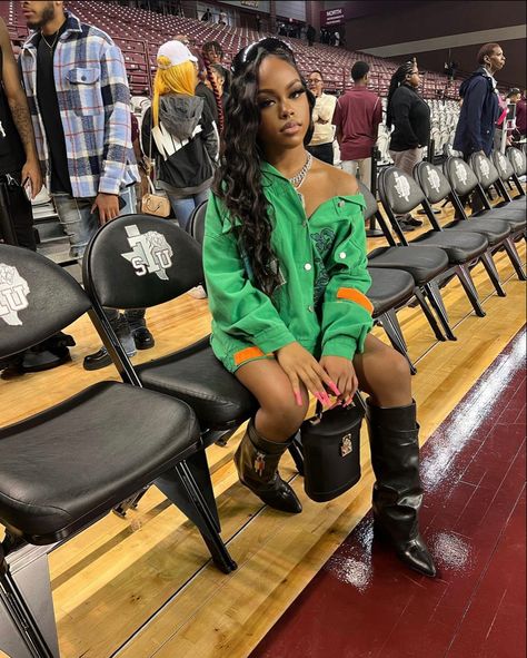 Basketball Game Outfit Women Winter, Basketball Game Outfit Black Women, Courtside Outfit Basketball, Basketball Game Outfits, Nba Game Outfit Woman, Nba Game Outfit, Basketball Game Outfit Women, Basketball Game Outfit, Nba Game