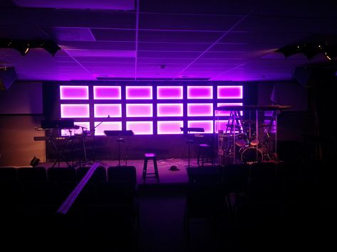 cheap stage design ideas | Cheap and “Fairly Easy” Church Stage Design Ideas Small Church Design, Small Church Stage Design, Auditorium Design, Church Stage Design Ideas, Stage Design Ideas, Student Ministry, Dmx Lighting, Stage Background, Church Stage Design