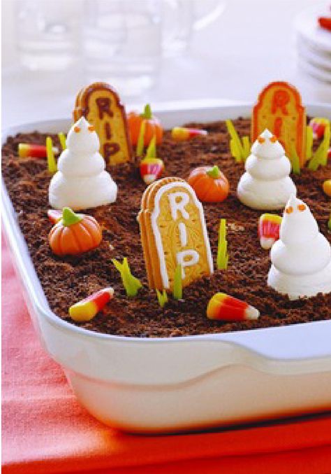 Ghosts in the Graveyard -- No need to fear this graveyard: It's made with chocolate pudding and crushed cookies! See it all come together in this super-quick video. Graveyard Dessert, Ghosts In The Graveyard, Graveyard Cake, Kraft Foods, Postres Halloween, Recetas Halloween, Dirt Cake, Kraft Recipes, Food O