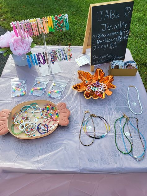 MY PIC and business Bracelets Pop Up Shop, Display For Bracelets Craft Fairs, Bracelets Business Ideas, Bracelet Craft Fair Display, How To Make A Bracelet Stand, Bead Small Business, Bracelet Selling Stand, Bracelet Stand Ideas Outside, Bracelet Table Display Ideas