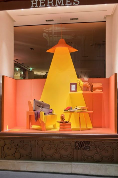 Decoration Vitrine, Visual Merchandising Displays, Store Window Displays, Window Display Design, Retail Windows, Burger Bar, Exhibition Stand Design, Store Windows, Exhibition Display