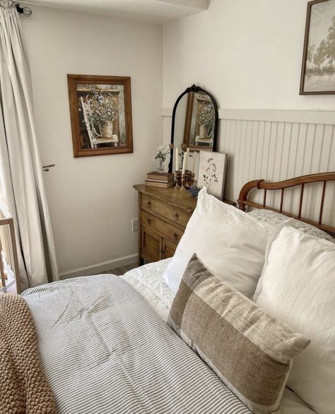 Country Side Bedroom Ideas, Minimal Cottage Bedroom, Simple Main Bedroom Ideas, Timeless Master Bedrooms Decor, French Cottage Bedroom Ideas, Rustic Victorian Decor, English Cottage Style Bedroom, French Country Headboard, Pretty Farmhouse