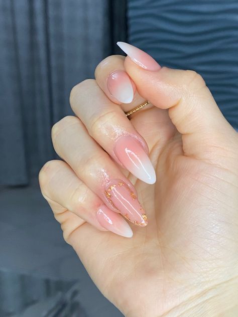 Baby boomer con hoja de oro Almond Baby Boomer Nails, Baby Boomer Colores, Baby Boomer Nails Decoradas, Baby Boomer Nails Color, Baby Boomer Nails, Baby Boomers Nails, New Year's Nails, Baby Boomer, Chic Nails