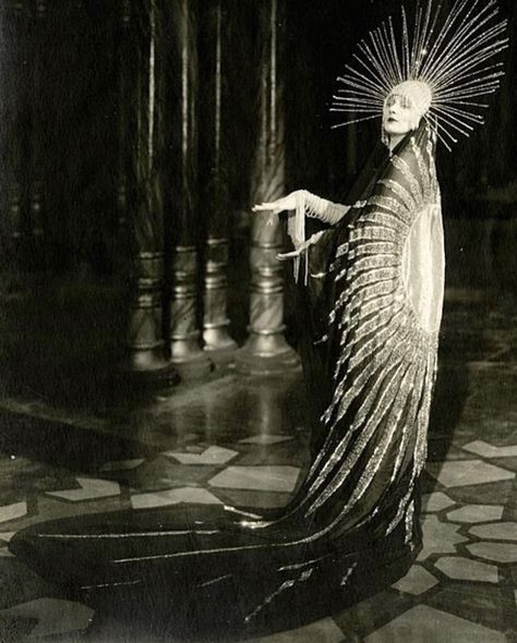 The mystic 1925 다크 판타지, The Mystic, Poses References, Old Fashion, Silent Film, Art Plastique, Vintage Photography, Vintage Costumes, Costume Design