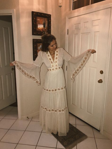 Stevie Nicks Red Carpet, 70s Bohemian Dress, Stevie Nicks White Dress, 70s Western Dress, 70s Style Prom Dress, 70s Midi Dress, Stevie Nicks Fashion Inspiration, Stevie Nicks Prom Dress, 1970s Boho Fashion