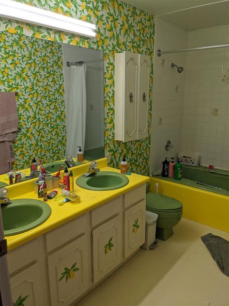 Here Are The Untouched Seventies Bathrooms In My New House 70’s Bathroom, Ugly Wallpaper, Bathroom Arrangement, Unusual Bathrooms, Never Come Back, 70s Interior, New House Bathroom, 1970s Decor, Wallpaper Bathroom