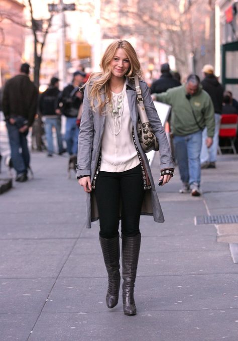 Cozy and Casual Blake Lively Street Style, Serena Van Der Woodsen Outfit, Blake Lively Outfits, Upper East Side Fashion, Serena And Blair, Estilo Gossip Girl, Gossip Girl Serena, Preppy Mode, Blake Lively Style