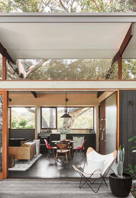 A creative couple makes a tree change with a difference, building a ‘bush retreat’ in a city suburb with a ton of design savvy and new baby daughter in tow. Mid Century Modern Tropical House, Mid Century Home Exterior, Bush Retreat, Modern Flats, Retreat Home, Homes To Love, Cedar Point, Art Deco Home, Australian Homes