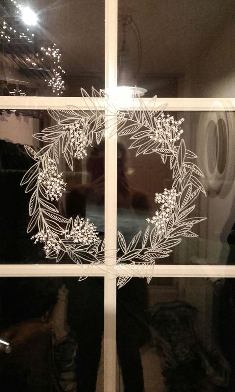 Winter Window Display, Painted Window Art, Christmas Window Painting, Window Wreath, Window Drawing, Christmas Window Display, Winter Window, Christmas Chalkboard, Christmas Window Decorations