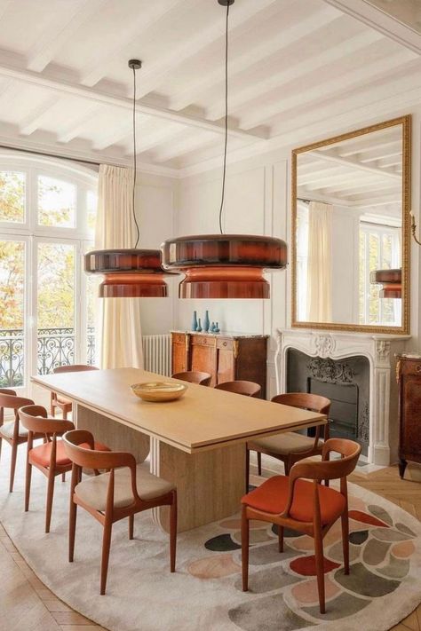 Modern dining room with a wooden table, eight chairs, large windows, two pendant lights, and a decorative rug. Luminaire Suspension Design, Mid Century Modern Living, Viria, Suspension Design, Led Pendant Lights, Dining Room Lighting, White Interior, Room Lights, Blown Glass