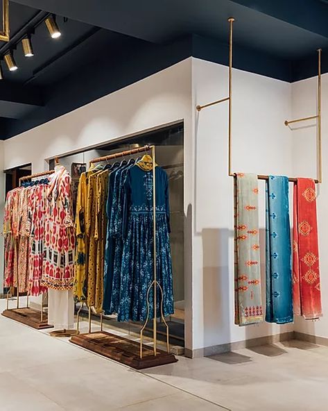 Simple Boutique Interior Design Indian, Boutique Entrance Ideas, Saree Hanging Ideas, Saree Shop Interior, Dress Hanging Ideas, Aesthetic Clothing Store Interior, Small Boutique Interior Design Indian, Boutique Interior Ideas, Home Boutique Ideas