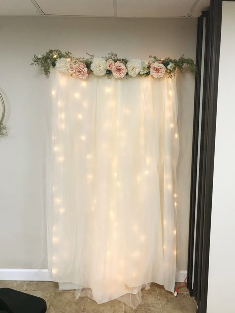 DIY Lit Tulle Backdrop - Six Clever Sisters Floral Decor Backdrop, Diy Fotokabine, Tulle Backdrop, Diy Tulle, Budget Baby Shower, Bridal Shower Decorations Diy, Diy Photo Backdrop, Simple Bridal Shower, Rustic Wedding Decorations