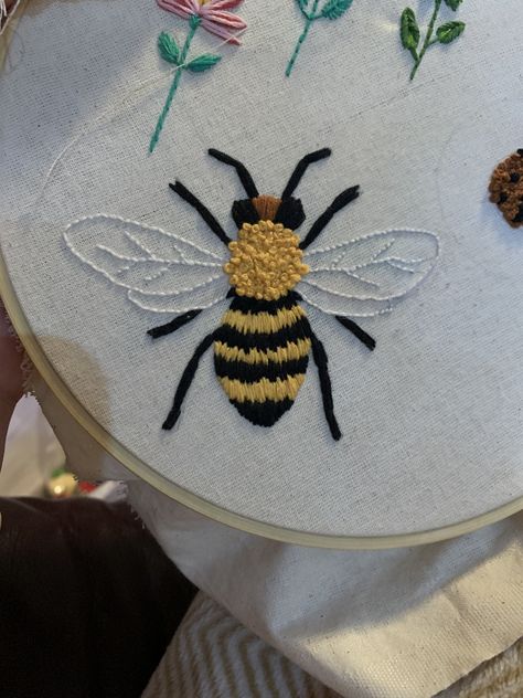 Embroidered Honey Bee, Embroidered Bumble Bee, Honey Bee Embroidery Designs, Bee Hive Embroidery, Embroidery Bee Simple, Bee Embroidery Pattern Free, Embroider Bee, Embroidery Bee Pattern, Bee Embroidery Pattern