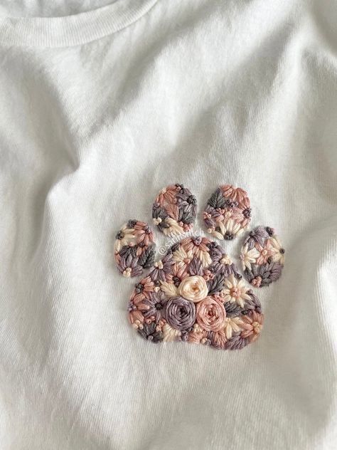 Paw Embroidery, Diy Embroidery Crafts, Puppy Paw, Simple Hand Embroidery Patterns, Embroidered Dog, Dog Mom Sweatshirt, Embroidery Download, Fur Mom, Embroidery Tshirt