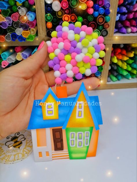 ¿Te gustaría aprender? Mira el paso a paso aquí 👉🏻 https://fb.watch/lv0yJd4Udq/?mibextid=Nif5oz ¿Qué tal el resultado del 1 al 10 mis amores? Yo lo amé 🥰 amo todo de esta peli 😍🎈🏠 . . Material de la cajita: opalina 180 gramos Material casita: foami / goma eva Material globos: pompones Espero te guste y te ayude la idea, en la clase puedes ver el paso a paso completo😍 En la cajita puedes añadir bebidas o detalles dulces a tu gusto. #up #casaflotante #casaglobos #upunaaventuradealtura #peli Minecraft, Disney