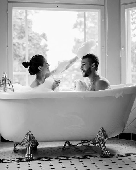 Couples Bathtub, Bath Couple, Romantic Bath, Image Positive, Bath Photography, Romantic Questions, Romantic Photos Couples, Couples Vibe, Photo Poses For Couples