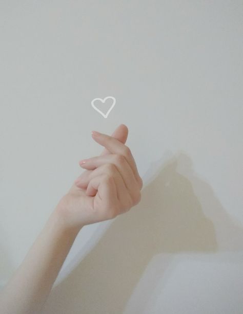 Kpop Heart Pose, Heart Dpz, Pose Hand, Heart Pose, Kpop Heart, Hand Poses, About Love, We Heart It, Lost