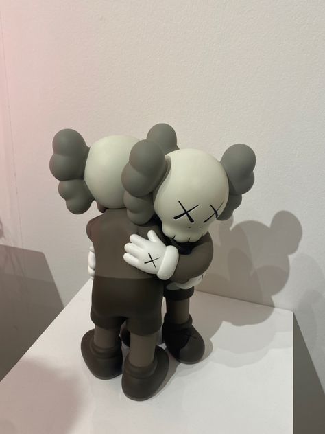 Kaws Sculpture Home, Kaws Aesthetic, Kaws Statue, Kaws Design, Kaws Sculpture, Kaws Toys, Kaws Wallpaper, Bear Statue, Toy Sculpture