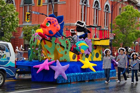 under the sea float | Flickr - Photo Sharing! Under The Sea Float, Thanksgiving Parade Floats, Kids Parade Floats, Mermaid Float, Carnival Floats, Homecoming Floats, Under The Sea Decorations, Parade Ideas, Boat Parade