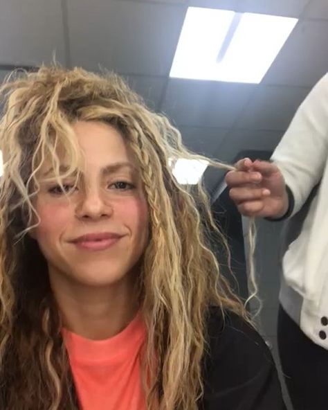 Curly Beach Hair, Curly Hair Celebrities, Shakira Hair, Shakira Style, Energetic Dance, Milkshake Hair Products, Curl Routine, Effortless Hair, Hair Secrets