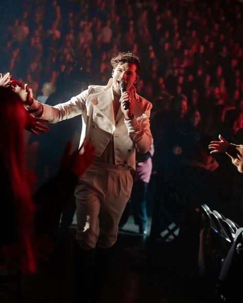 Last night was otherworldly✨ and anything but a silent night🗣️🎶 in Illinois…. Chicago, thank you for making the very first evening of ‘A… | Instagram Joel Smallbone, Illinois Chicago, For King And Country, Country Fan, Unsung Hero, King And Country, Christian Artists, Fan Girl, Silent Night