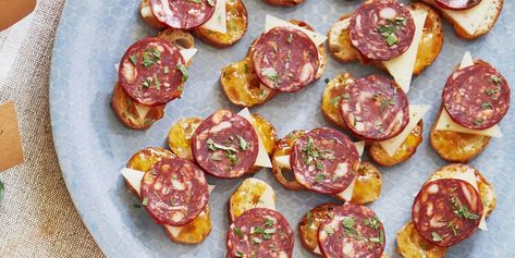 This easy appetizer combines apricot jam, Manchego cheese, and chorizo on crostini toasts. You can make this fast and simple snack or side dish for your next party or get together in no time. Fall Recipes Appetizers, Crostini Appetizers, New Years Appetizers, New Year's Eve Appetizers, Crostini Recipes, Easter Appetizers, Holiday Appetizers Recipes, Fall Appetizers, Easy Autumn Recipes