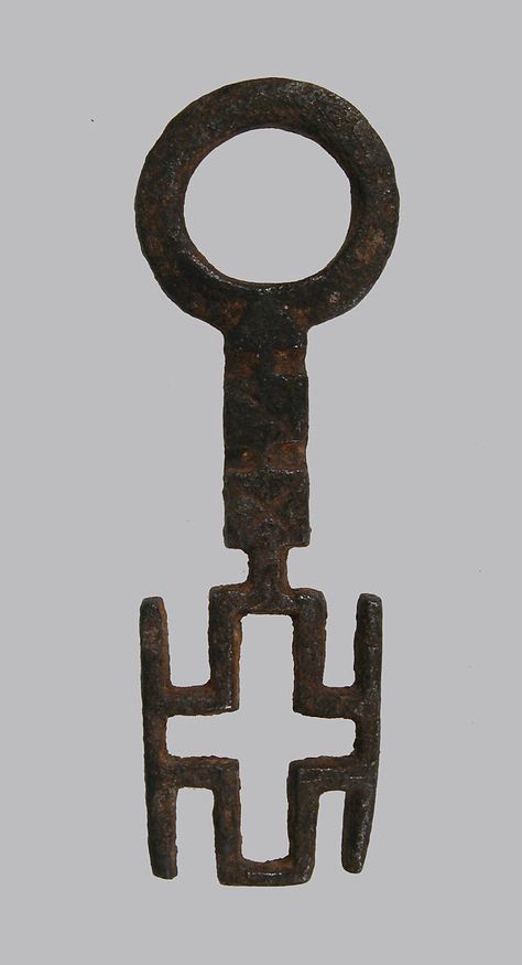 Medieval Logo, Forge Tools, Ancient Key, Antique Shelves, Weird Jewelry, Old Keys, Antique Keys, Byzantine Art, Wine Brands