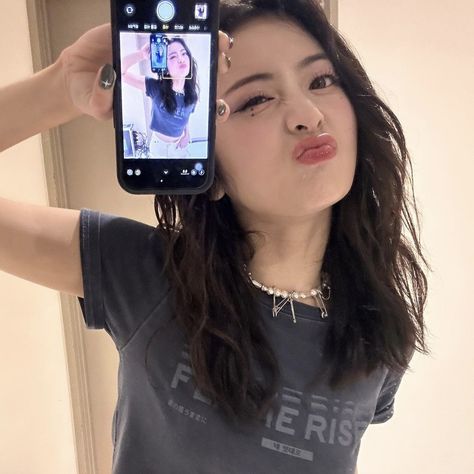 le sserafim yunjin icon Yunjin Icon, 사진 촬영 포즈, Mirror Selfie Poses, Instagram Worthy, How To Pose, Cute Poses, Selfie Poses, Kpop Aesthetic, Girl Icons