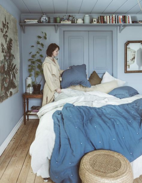 Light Blue Bedroom, Blue Bedroom Walls, Blue Bedroom Design, Restful Bedrooms, Interior Minimal, Guest Bedroom Design, Apartment Chic, Guest Room Office, Blue Rooms