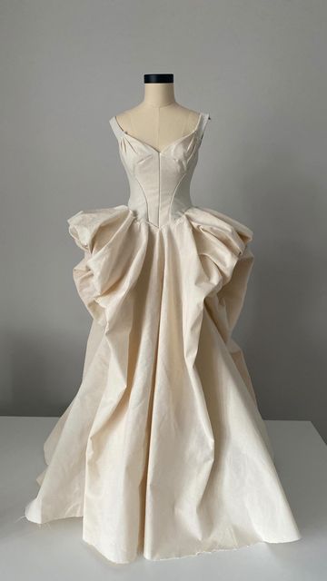 Draping Dress Ideas, Draping On Mannequin, Gown Draping, Draping Fashion Design, Draping Dress, Fashion Draping, Draped Gown, Sculptural Fashion, Charles James