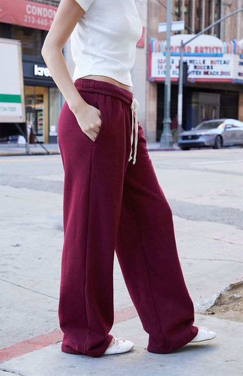 Maroon Sweatpants Outfit, Sweater And Sweatpants Outfits, Anastasia Sweatpants, School Outfits Comfy, Edgy Rings, Red Sweatpants, Random Clothes, Womens Outfit, Comfy Sweats