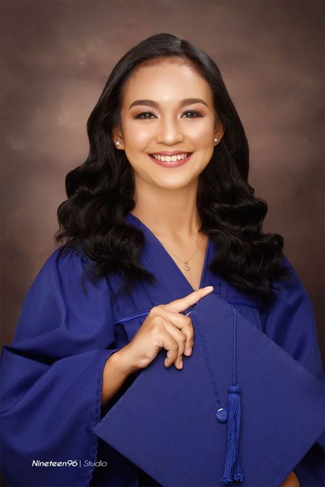 Graduation Pictorial Studio, Hairstyle For Graduation Pictorial, Grad Photos Makeup, Graduation Shoot Ideas, Cap And Gown Photos, Cap And Gown Pictures, College Graduation Pictures Poses, Grad Photography, Graduation Photography Poses