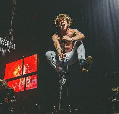 Matt Shultz of Cage the Elephant Cage The Elephant Concert, Cage The Elephant Aesthetic, Matt Schultz, Aesthetic Elephant, Matt Shultz, Music Merch, Cage The Elephant, Music Pics, Concert Aesthetic