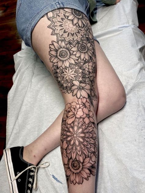 Tattoo Bein Frau, Dragon Thigh Tattoo, Flower Leg Tattoos, Upper Leg Tattoos, Thorn Tattoo, Best Leg Tattoos, Flower Thigh Tattoos, Full Leg Tattoos, Tattoos Mandala