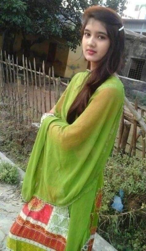 Whatsapp Mobile Number, Girl Kid, Village Girl, Indian Beauty Saree, Desi Beauty, Stylish Girl, Hair Growth, Hair Hair, Thing 1