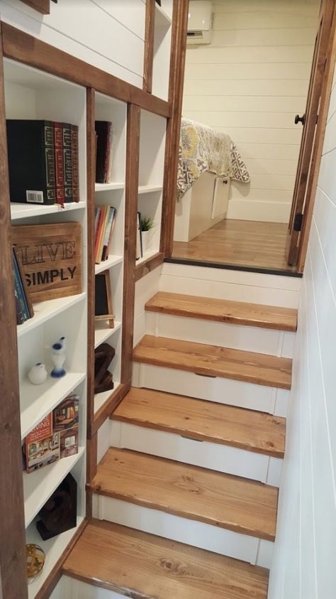 Tiny Home Living, Stairs In Living Room, Small Tiny House, Tiny House Inspiration, Deco Studio, Tiny Home Ideas, Dekorasi Kamar Tidur, Living Room Shelves, Tiny House Interior