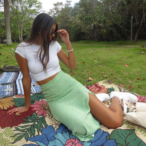 picnic aesthetic, midi skirt, casuak ouffit, outfit with white sneakers, summer outfit ideas, tote bag outfit deas, sunmer aesthetic, picnic outfit ideas, green skirt, white crop top outfit Picnic Skirt Outfit, Green Picnic Outfit, White Picnic Outfit, Outfit Ideas For Picnic, Picnic Outfit Ideas Casual, Casual Picnic Outfit, Aesthetic Midi Skirt, Sneakers Summer Outfit, Picnic Aesthetic Outfit